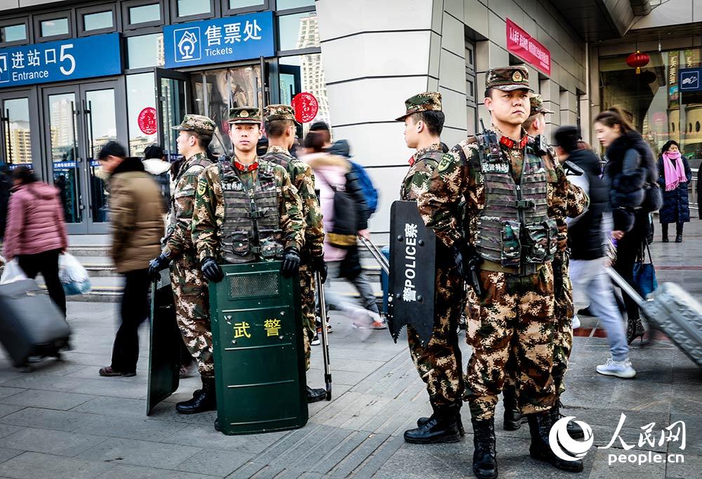 春运,武警官兵呵护回家的路