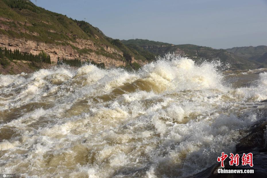 5月9日,在山西吉县黄河壶口瀑布景区拍摄的波涛汹涌的大浪.