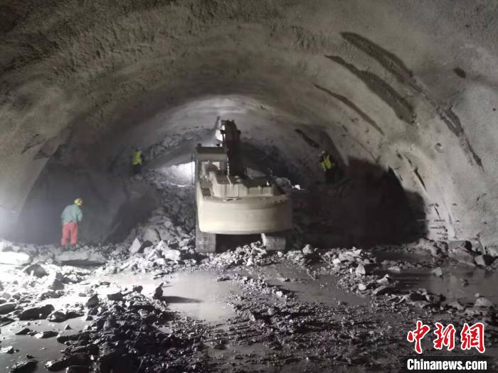 穿越6条地质断层 成昆铁路复线盐边隧道贯通