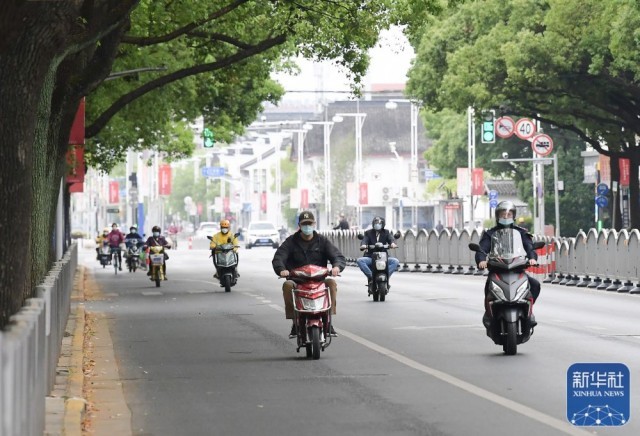 在上海市松江区，人们骑行在中山中路上（5月10日摄）。