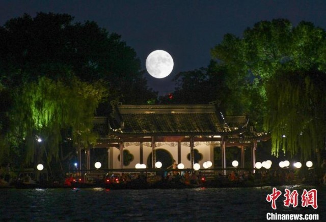 33艘月亮船点亮西湖重现三潭印月“33个月亮”浪漫传说
