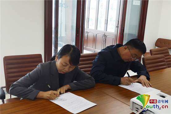 1.校地签署优质农产品战略合作框架协议。西北大学现代学院供图
