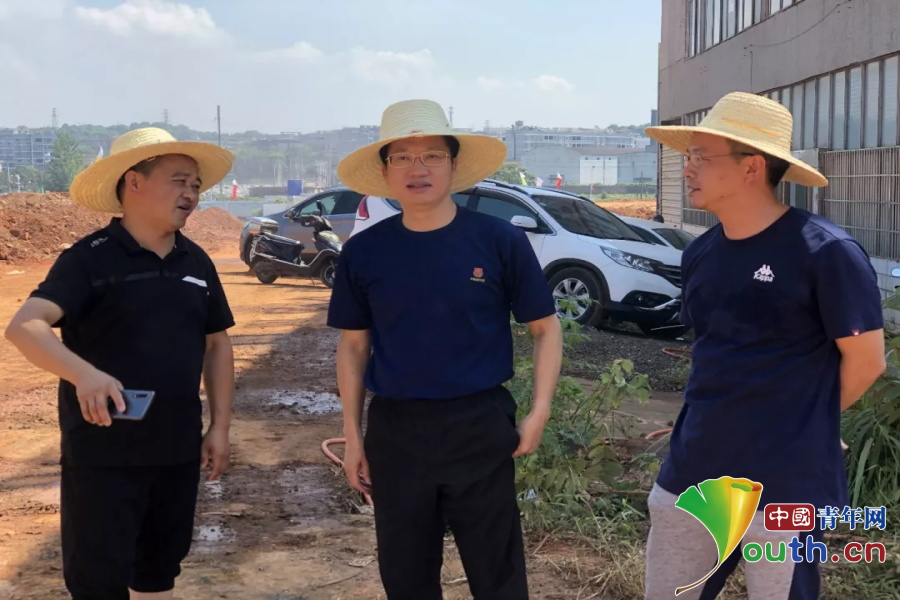 萍乡市安源区委副书记,区长康峰在丹江街实地督导. 黄曦 摄