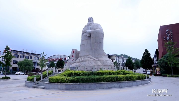 曲阳县"艺术家部落"外景黄石公雕塑 长城新媒体记者 路钦淋 摄