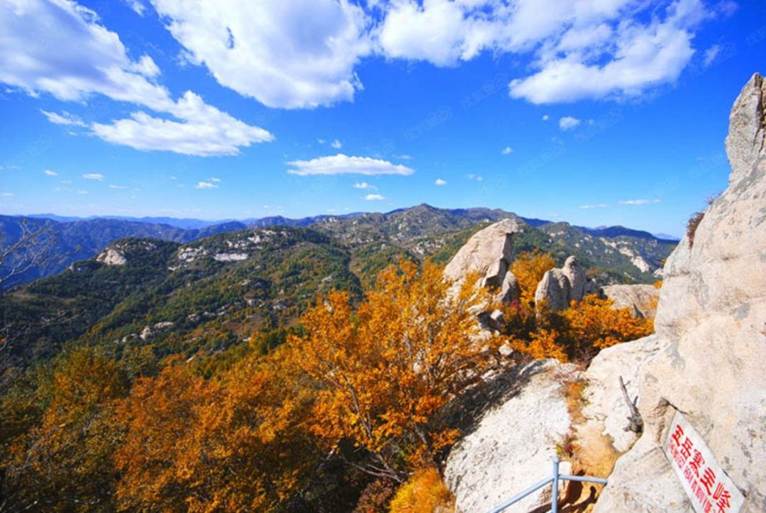 凝光悠悠寒露坠,此时立在最高山.——唐·刘禹锡