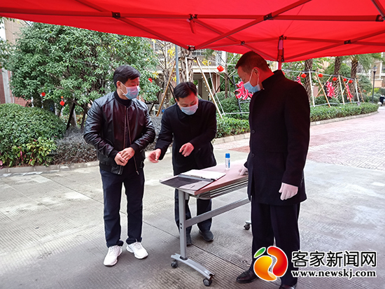 图为章贡区高楼村挂点党员干部检查登记小区登记情况.
