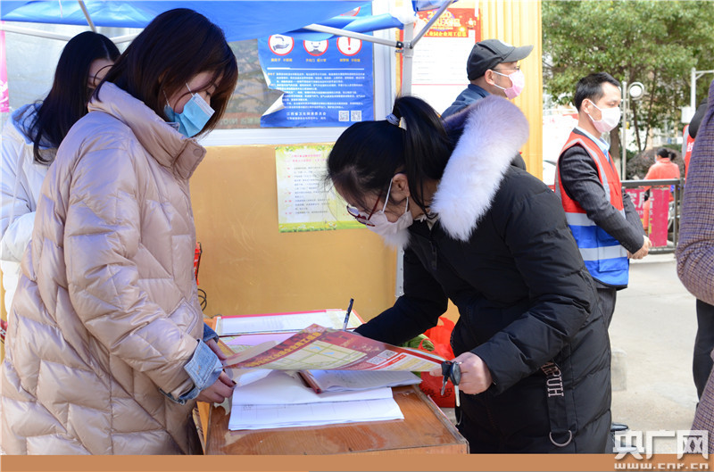 江西省吉安市吉州区北门街道螺湖社区工作人员在防疫点向过往居民