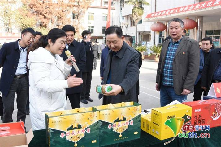 南召县退役军人事务局组织“蔡班长”牌山蜂蜜等参加军创产品展示活动。