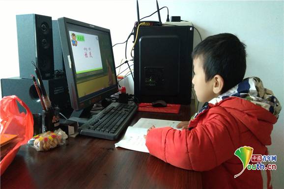 赣州客家新闻网管理中心驻村精准扶贫工作队帮助贫困户上网课。