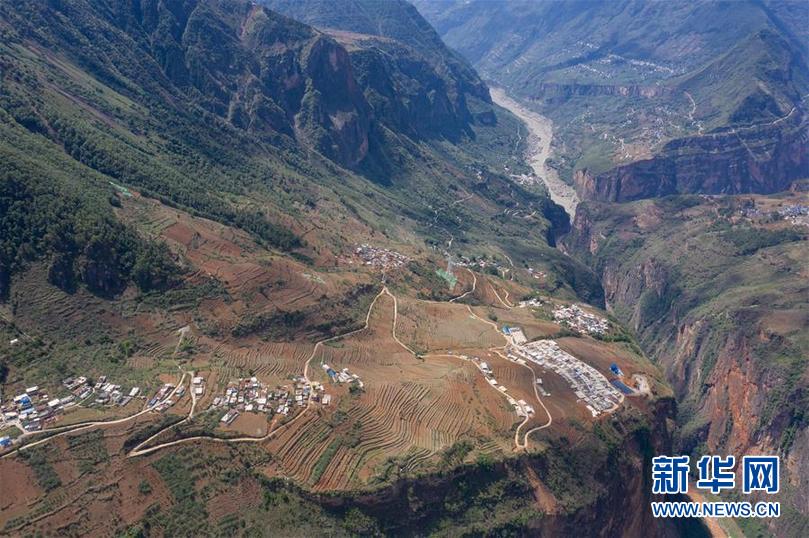 金阳县山江乡老寨子村的通村公路,公路处于金沙江和西溪河峡谷悬崖