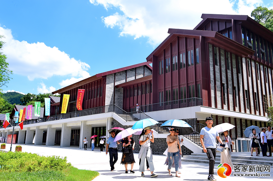 朱海鹏摄影报道:近日,江西省赣州市会昌县白鹅乡和君小镇游客如织