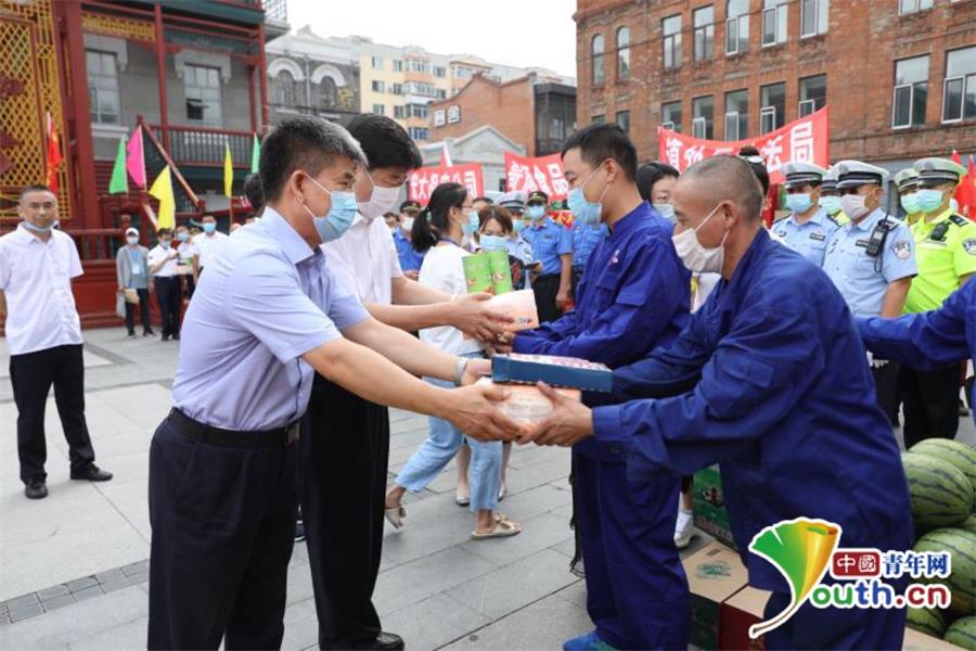 哈尔滨道外区为一线职工"送清凉"
