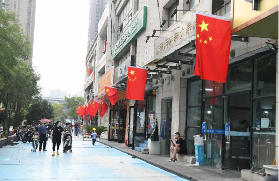 大街小巷遍布中国红，经开向祖国深情表白