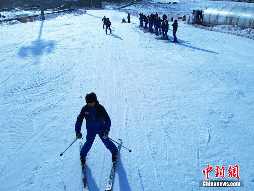 2021吉林雪场 “开板”首滑：冰雪季“烘热”冬奥