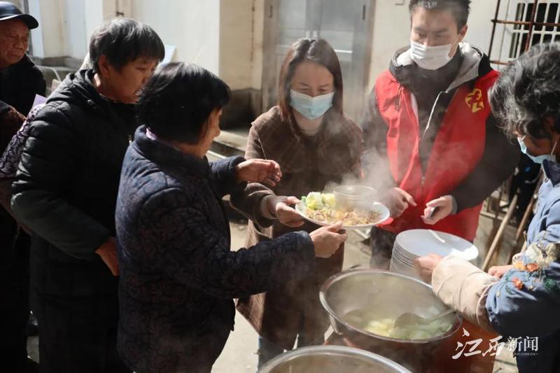 萍乡安源区：八一社区“幸福食堂”开业了
