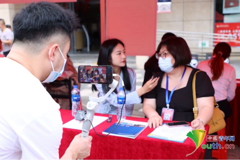 BOB全站赣州经开区：“校园招聘进园区”活动高效促就业(图2)