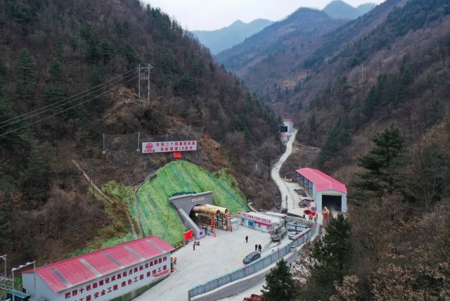 这是2月6日拍摄的位于陕西省商洛市的西十高铁肖岭隧道1号斜井施工现场（无人机照片）。新华社发（陶柯宇 摄）