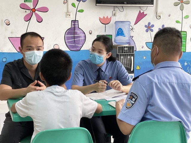 柳南区检察院联合法院、公安等部门对当事人进行走访。柳南区检察院供图