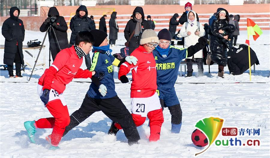 3y体育黑龙江省青少年冰雪运动会雪地足球赛开赛(图2)