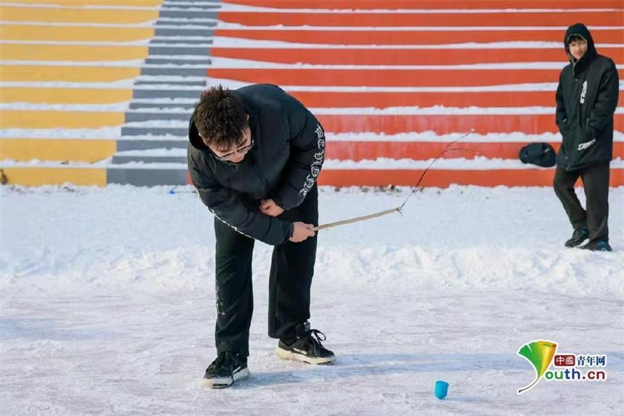 开云手机版下载抽冰尜 滑雪圈 黑龙江这所高校把冬季体育课“玩”出新花样(图3)