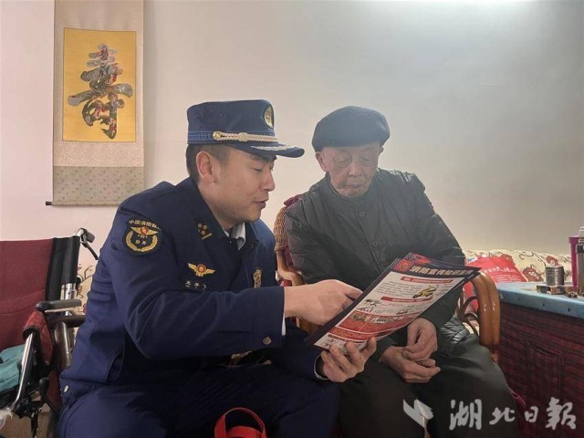 新春走基层丨咸宁为6000多户特殊群体安装智能烟感报警器 独居老人多了一份生命保障(图3)