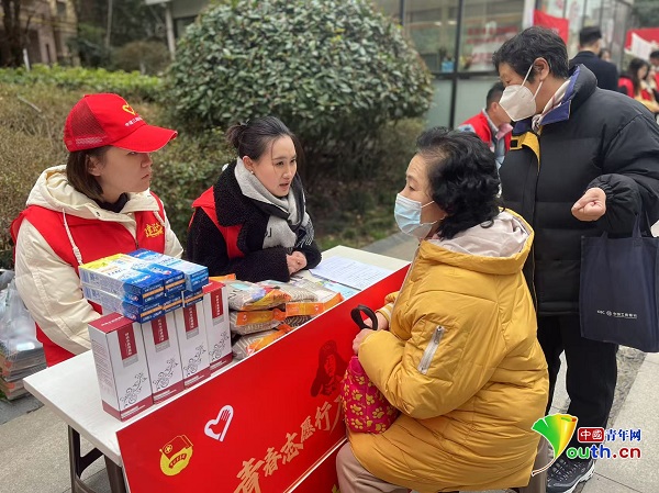 BOB半岛陕西多地青年开展学雷锋志愿服务活动(图2)