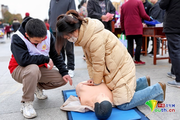 BOB半岛陕西多地青年开展学雷锋志愿服务活动(图4)