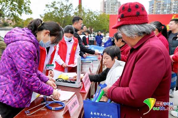 BOB半岛陕西多地青年开展学雷锋志愿服务活动(图5)