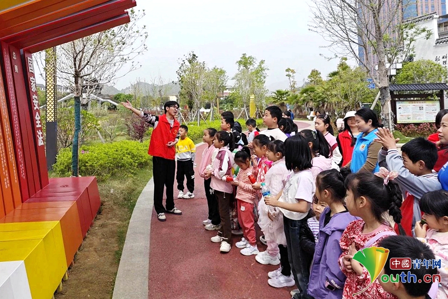 江西定南:足球游戏让青少年国安教育“燃”