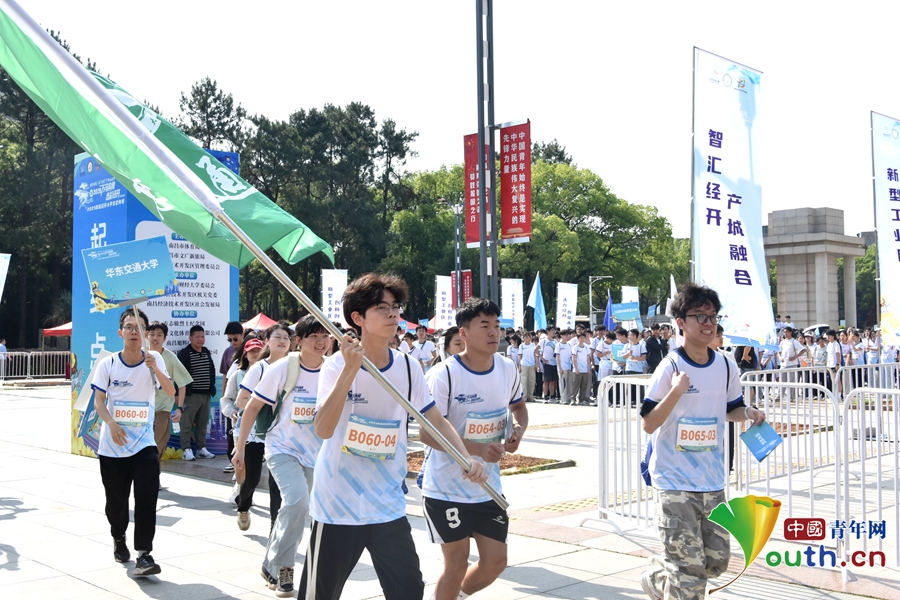 19体育入口“体育+”激活青春动能 2025南昌经开大学生定向赛举行(图1)