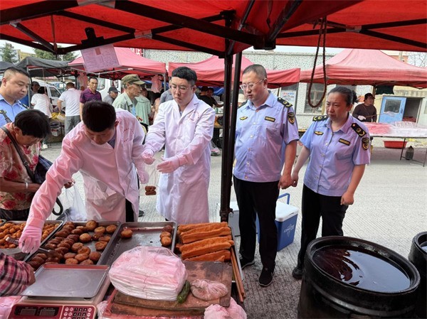 哈尔滨双城区市场监督管理局深入农村大集开展食品安全抽检(图1)