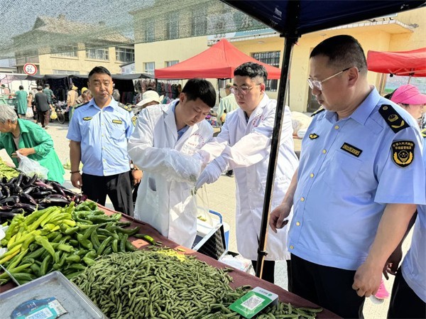 哈尔滨双城区市场监督管理局深入农村大集开展食品安全抽检(图2)
