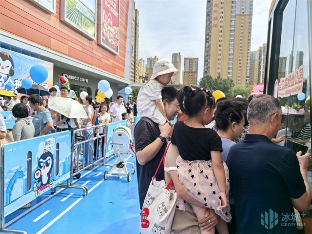 夏末街头上演治愈系“企鹅奇遇”！东北首场户外“淘学企鹅”IP主题展启动