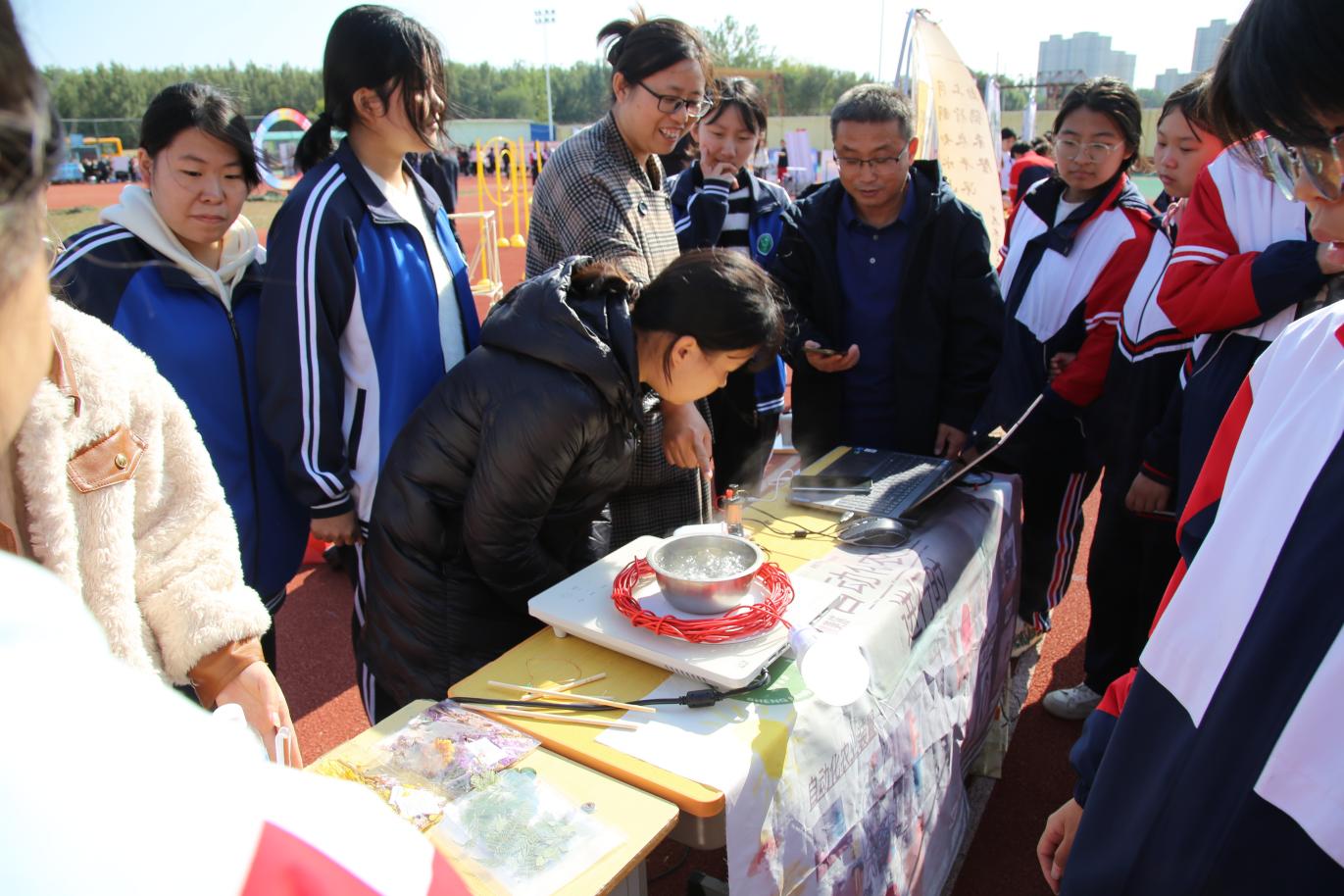 河北霸州首届中小学科技节启幕(图4)