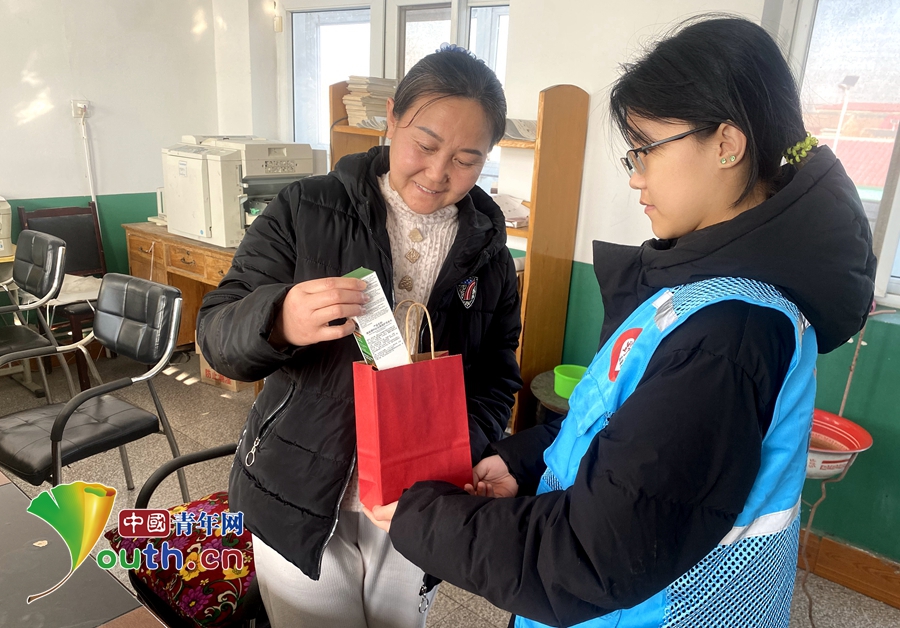 河北霸州开展乡村教师关爱活动 30名女教师获新春礼包(图2)
