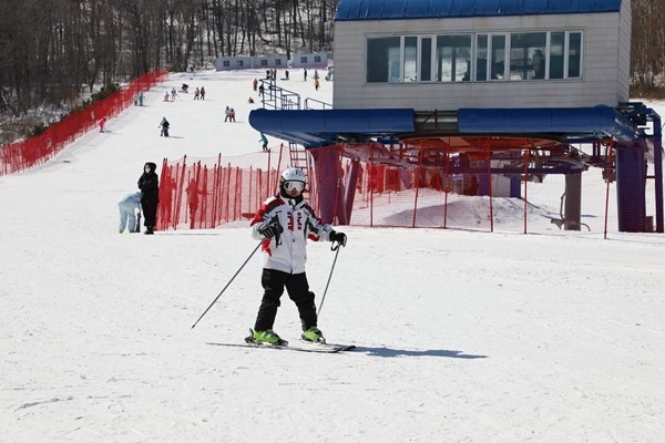 “冰超”亚布力春雪节暨2026年“龙港杯”挑战二锅盔全国高山滑雪及单板滑雪公开赛启幕(图1)