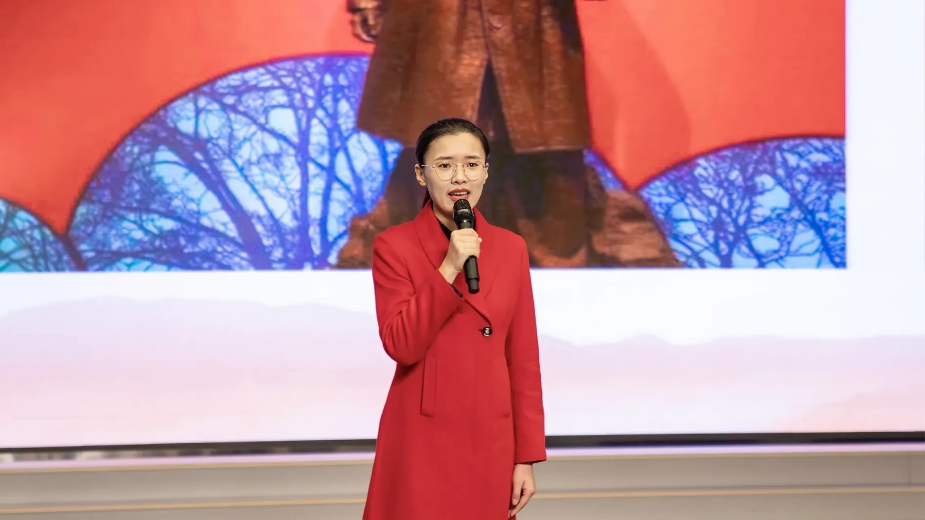 李媛深情讲述红旗渠的历史.jpg