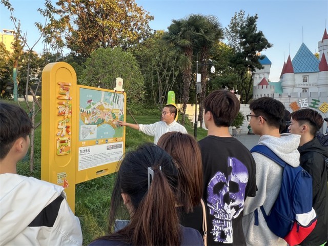 徐郑冰给学生讲解武汉动物园的标识系统。沈娟摄