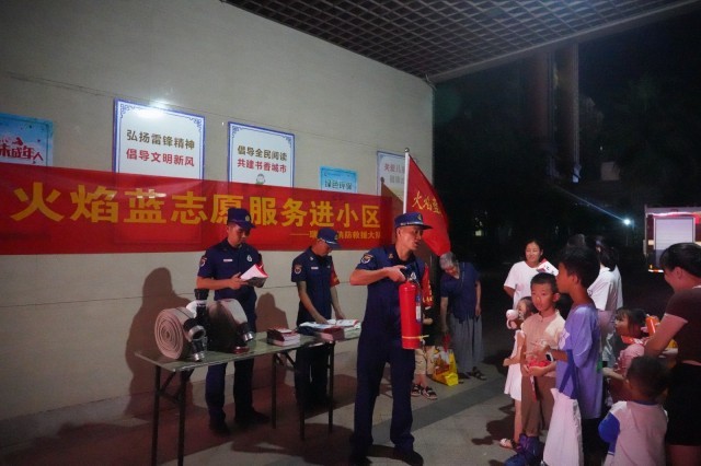 江西瑞金市：“火焰蓝”志愿服务进小区