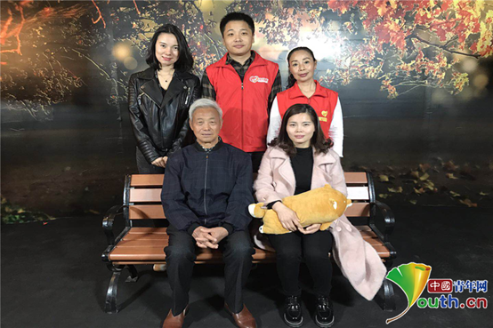 张瑩和父亲在节目录制结束后，和《等着我》栏目组，宝贝回家公益网站工作人员合影留念。单庆华 何文月供图