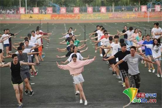 说明: 2、志愿者们不顾酷暑严格训练迎接十六运。咸阳市团市委供图