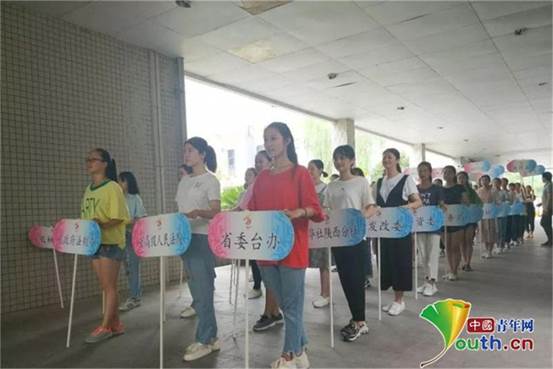 说明: 3、志愿者高要求严标准体现了大学生风采。咸阳团市委供图