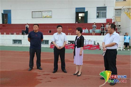 说明: 5、咸阳市团市委书记看望辛苦训练的志愿者。咸阳市团市委供图