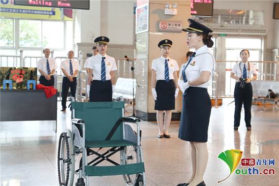 客运志愿者演示重点旅客帮扶服务流程，李银昌摄