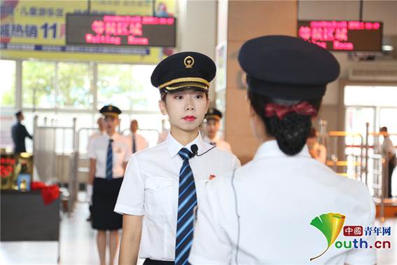 客运志愿者演示重点旅客交接服务流程，李银昌摄