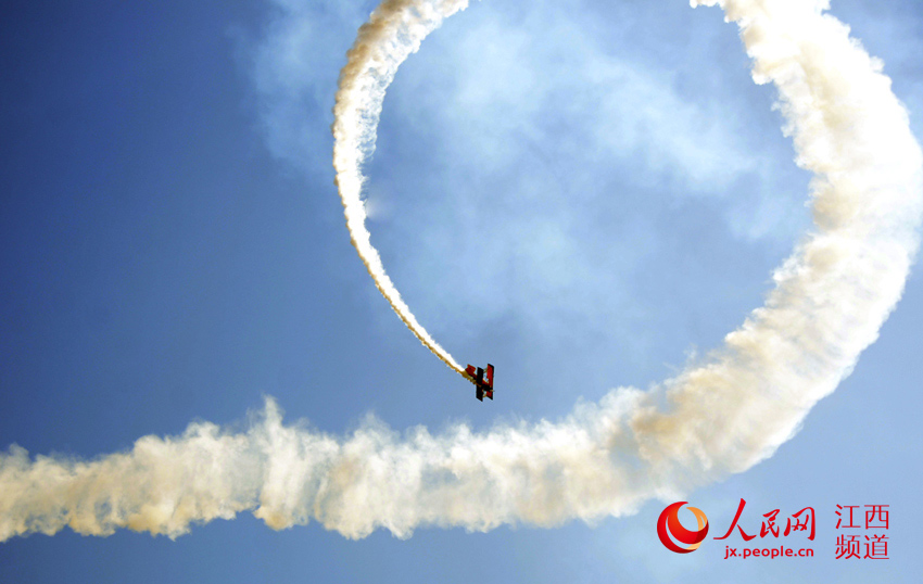 参展的飞机在瑶湖机场上空进行特技表演.(时雨/摄)