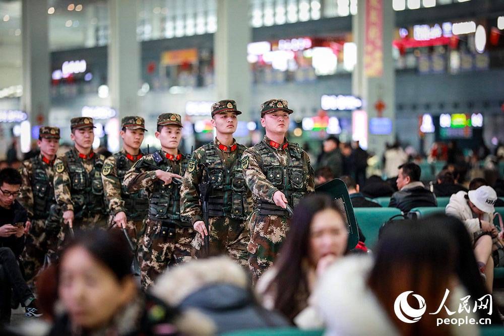 春运,武警官兵呵护回家的路