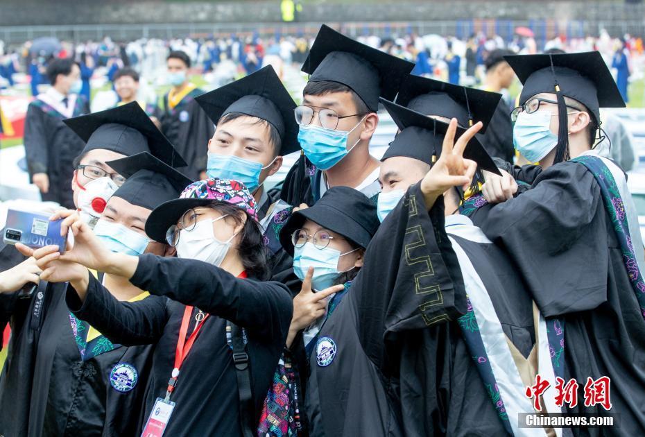 武汉大学举行毕业典礼