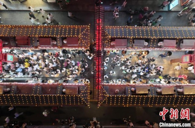 宁夏银川：高温天气催热“夜经济”