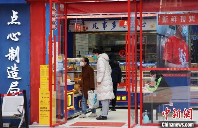 图为西宁市一食品店开门迎客。　马铭言 摄